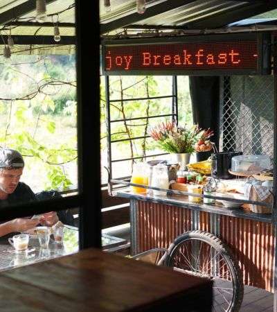 โรงแรมระดับ 3 ดาว  พร้อมกิจการร้านกาแฟ สไตล์ลอฟท์ สงบ บรรยากาศดีมาก ที่จอดรถกว้างขวาง เฟอร์นิเจอร์-เครื่องใช้ไฟฟ้าครบครันทุกห้อง