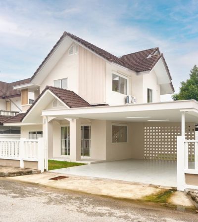 บ้านเดียว 2 ชั้น พื้นที่รอบบ้านเยอะ  สไตล์ Minimal Contemporary ตกแต่งเฟอร์นิเจอร์ใหม่ครบ