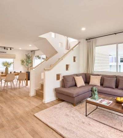 บ้านเดียว 2 ชั้น พื้นที่รอบบ้านเยอะ  สไตล์ Minimal Contemporary ตกแต่งเฟอร์นิเจอร์ใหม่ครบ