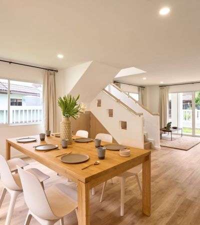 บ้านเดียว 2 ชั้น พื้นที่รอบบ้านเยอะ  สไตล์ Minimal Contemporary ตกแต่งเฟอร์นิเจอร์ใหม่ครบ