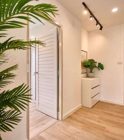 บ้านเดียว 2 ชั้น พื้นที่รอบบ้านเยอะ  สไตล์ Minimal Contemporary ตกแต่งเฟอร์นิเจอร์ใหม่ครบ