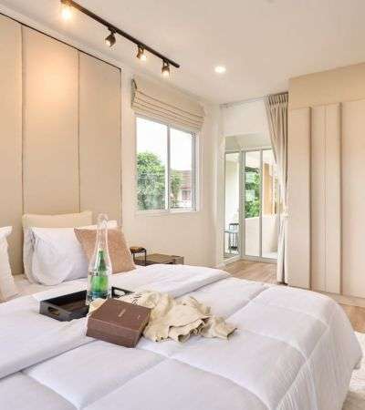 บ้านเดียว 2 ชั้น พื้นที่รอบบ้านเยอะ  สไตล์ Minimal Contemporary ตกแต่งเฟอร์นิเจอร์ใหม่ครบ