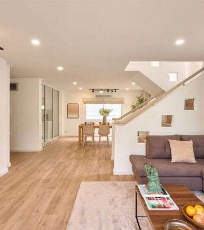 บ้านเดียว 2 ชั้น พื้นที่รอบบ้านเยอะ  สไตล์ Minimal Contemporary ตกแต่งเฟอร์นิเจอร์ใหม่ครบ