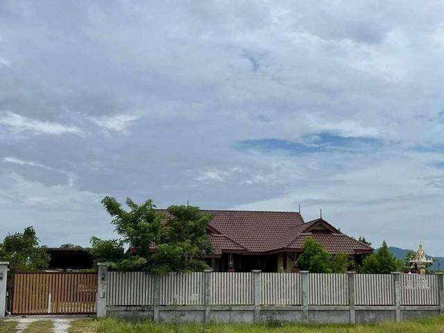 ขายบ้านพร้อมที่ดินขนาด 1ไร่ 38 ตรว สไตล์ล้านนา ทำด้วยอิฐแดง ขายบ้านนอกโครงการพานทอง บ้านสร้างเองใกล้ อบต.หนองหงษ์ พานทอง ราคาถูก ชลบุรี