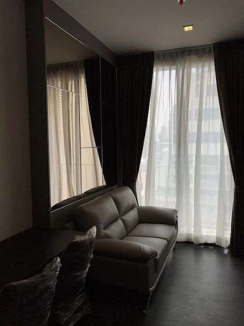 Edge Sukhumvit 23 nice convenient private 6th floor BTS Asoke