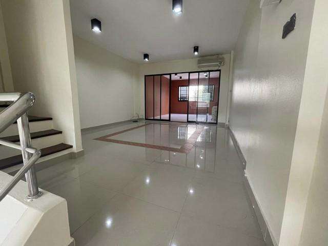 ให้เช่าโฮมออฟฟิศ 3 ชั้นครึ่ง 249 ตรม. 4 ห้องนอน ถนนทาวน์อินทาวน์ รีโนเวทใหม่ ใกล้เลียบด่วนเอกมัย รามอินทรา