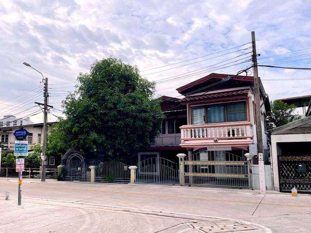 บ้านมือสอง ขายตามสภาพ บ้านเดี่ยว 2 ชั้น ใกล้ทางด่วนศรีรัช งามวงศ์วาน