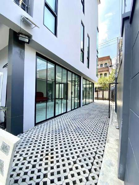 ขายหรือให้เช่าบ้านโฮมออฟฟิศ 4ชั้น ทำเลดีกลางใจเมืองลาดพร้าว-รัชดาภิเษก ห้วยขวาง ขนาด 274 ตรม.ทั้งรถไฟฟ้า BTS และ MRT เข้าออกใกล้ถนนลาดพร้าว ถนนรัชดาภิเษก ใกล้ทางด่วน เอกมัย-รามอินทรา