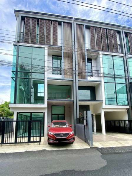 ขายหรือให้เช่าบ้านโฮมออฟฟิศ 4ชั้น ทำเลดีกลางใจเมืองลาดพร้าว-รัชดาภิเษก ห้วยขวาง ขนาด 274 ตรม.ทั้งรถไฟฟ้า BTS และ MRT เข้าออกใกล้ถนนลาดพร้าว ถนนรัชดาภิเษก ใกล้ทางด่วน เอกมัย-รามอินทรา