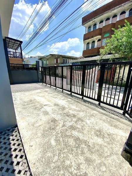 ขายหรือให้เช่าบ้านโฮมออฟฟิศ 4ชั้น ทำเลดีกลางใจเมืองลาดพร้าว-รัชดาภิเษก ห้วยขวาง ขนาด 274 ตรม.ทั้งรถไฟฟ้า BTS และ MRT เข้าออกใกล้ถนนลาดพร้าว ถนนรัชดาภิเษก ใกล้ทางด่วน เอกมัย-รามอินทรา