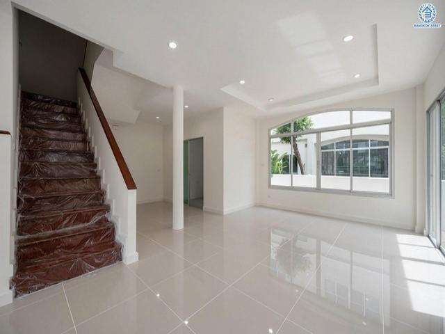 บ้านเดี่ยว ขนาด 71 ตร.วา พื้นที่ 184 ตรม. 3 ห้องนอน  4 ห้องน้ำ จำนวน 2 ชั้น ประตูหน้าบ้านหันทางทิศ ใต้ น้ำประปา ไฟฟ้าพร้อมเข้าอยู่