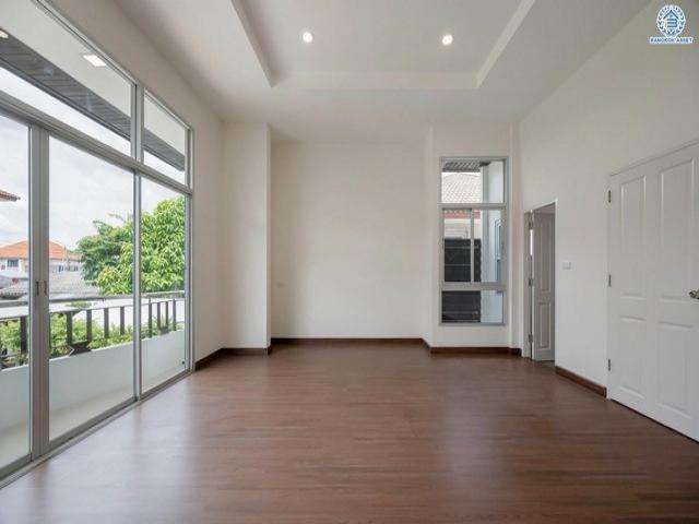 บ้านเดี่ยว ขนาด 71 ตร.วา พื้นที่ 184 ตรม. 3 ห้องนอน  4 ห้องน้ำ จำนวน 2 ชั้น ประตูหน้าบ้านหันทางทิศ ใต้ น้ำประปา ไฟฟ้าพร้อมเข้าอยู่