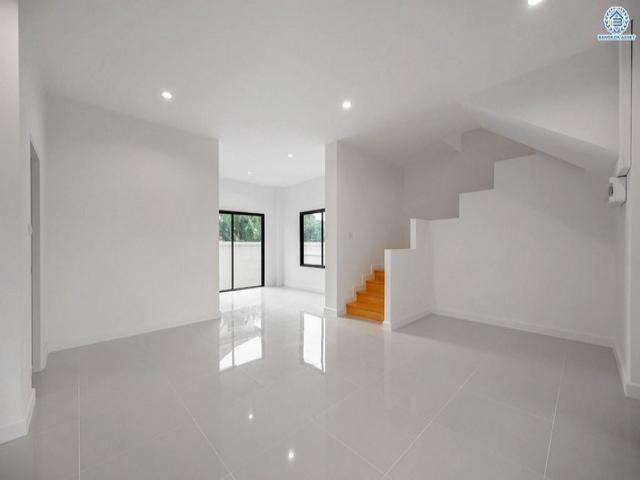 บ้านเดี่ยว ขนาด 55 ตร.วา  พื้นที่ 240 ตรม.  5 ห้องนอน 4 ห้องน้ำ  จำนวน 3 ชั้น  ประตูหน้าบ้านหันทางทิศ ตะวันตก