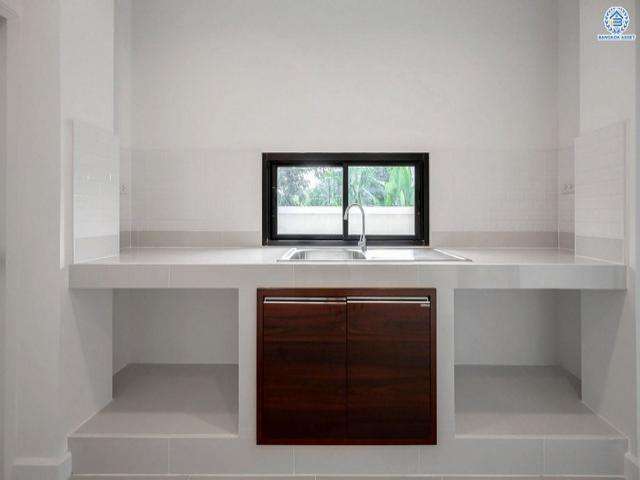 บ้านเดี่ยว ขนาด 55 ตร.วา  พื้นที่ 240 ตรม.  5 ห้องนอน 4 ห้องน้ำ  จำนวน 3 ชั้น  ประตูหน้าบ้านหันทางทิศ ตะวันตก