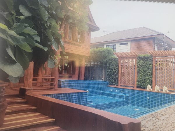 ขายบ้านพร้อมที่ดิน บ้านทรงไทย ซอยประชาอุทิศ 55 ไม้สักทั้งหลังพร้อมสระว่ายน้ำ โทร 0865968775