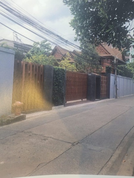 ขายบ้านพร้อมที่ดิน บ้านทรงไทย ซอยประชาอุทิศ 55 ไม้สักทั้งหลังพร้อมสระว่ายน้ำ โทร 0865968775