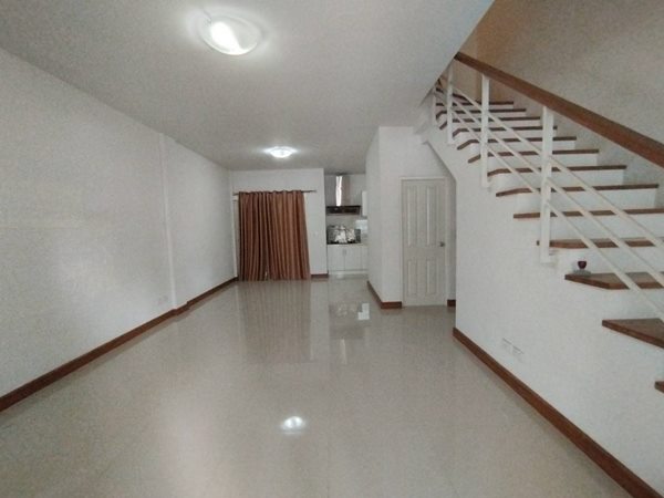 ขายด่วน ทาวน์โฮม 3 ชั้น หมู่บ้าน The Ricco Town วัชรพล ใกล้ 5 แยกวัชรพล ย่านร่วมมิตรพัฒนา สุขาภิบาล 5 รามอินทรา โทร 064-265-9415