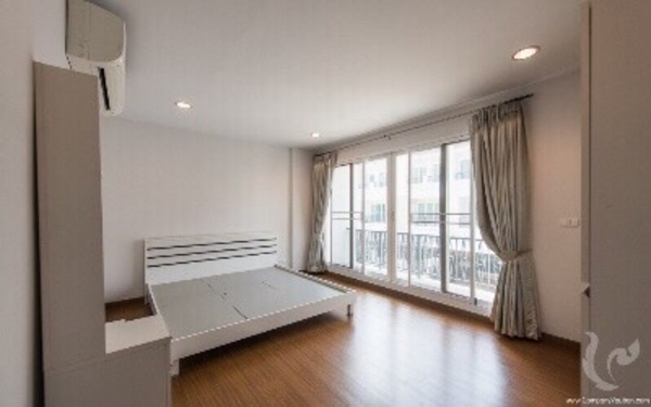 ทาวน์โฮม “บ้านกลางกรุง สาธร-เจริญราษฎร” ฝากขาย (THB 15mn)/เช่า (42k / month) Baan Klang Krung Sathorn-Charoenraj For Sale THB 15mn / Rent (42k) Close to BTS Surasak and Motorway