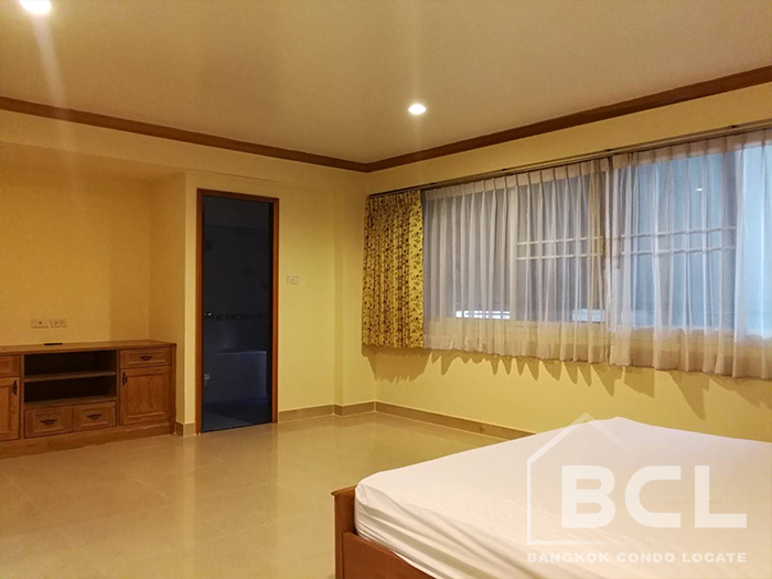 Extensive 1 Bedroom Apartment for Rent at El Patio Sukhumvit 31