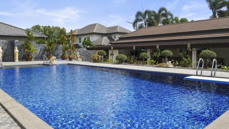 House with huge private swimming pool