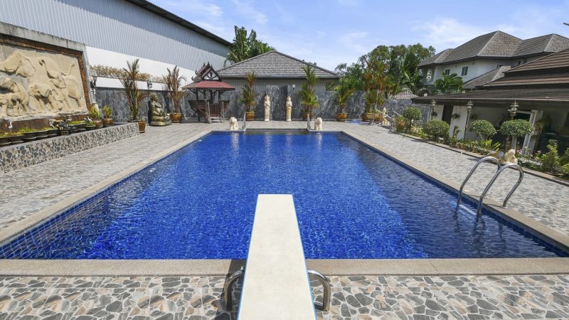 House with huge private swimming pool