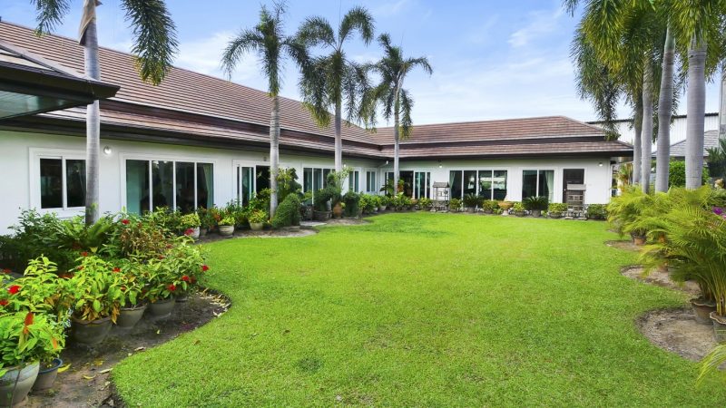 House with huge private swimming pool