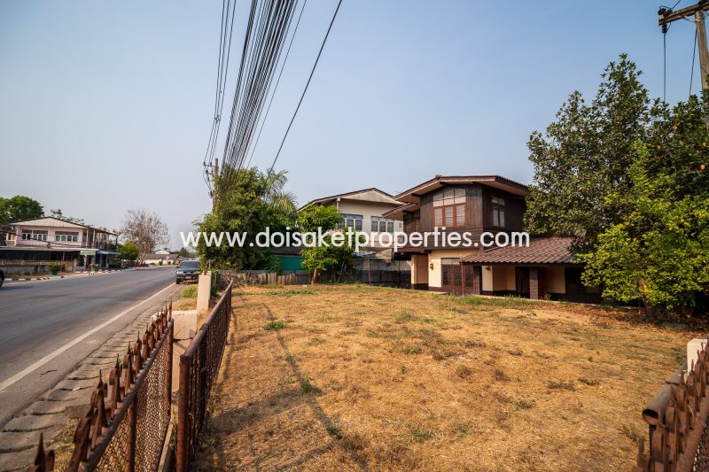 (HS233-02) Land with house for sale close to the Doi Saket-Bo Sang road. Great location with lots of traffic for potential business opportunities.