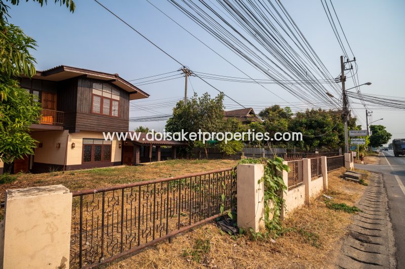 (HS233-02) Land with house for sale close to the Doi Saket-Bo Sang road. Great location with lots of traffic for potential business opportunities.