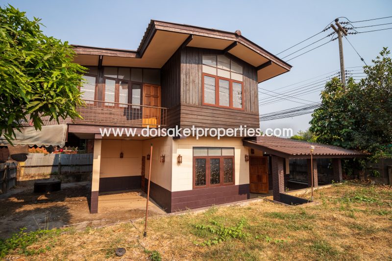 (HS233-02) Land with house for sale close to the Doi Saket-Bo Sang road. Great location with lots of traffic for potential business opportunities.