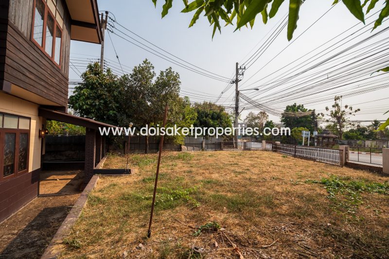 (HS233-02) Land with house for sale close to the Doi Saket-Bo Sang road. Great location with lots of traffic for potential business opportunities.