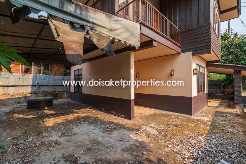 (HS233-02) Land with house for sale close to the Doi Saket-Bo Sang road. Great location with lots of traffic for potential business opportunities.