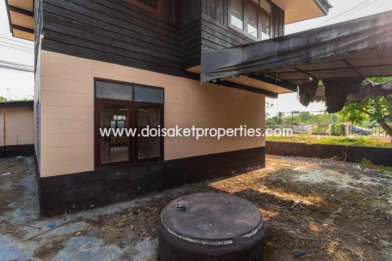 (HS233-02) Land with house for sale close to the Doi Saket-Bo Sang road. Great location with lots of traffic for potential business opportunities.