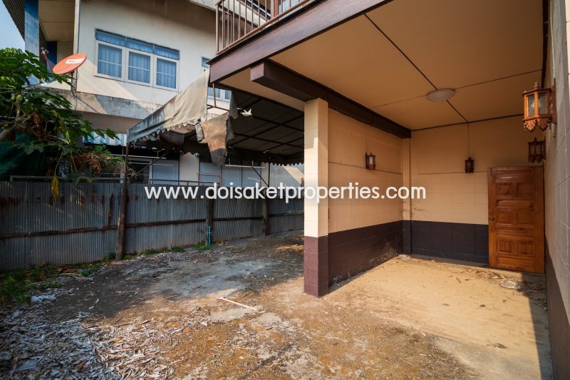 (HS233-02) Land with house for sale close to the Doi Saket-Bo Sang road. Great location with lots of traffic for potential business opportunities.