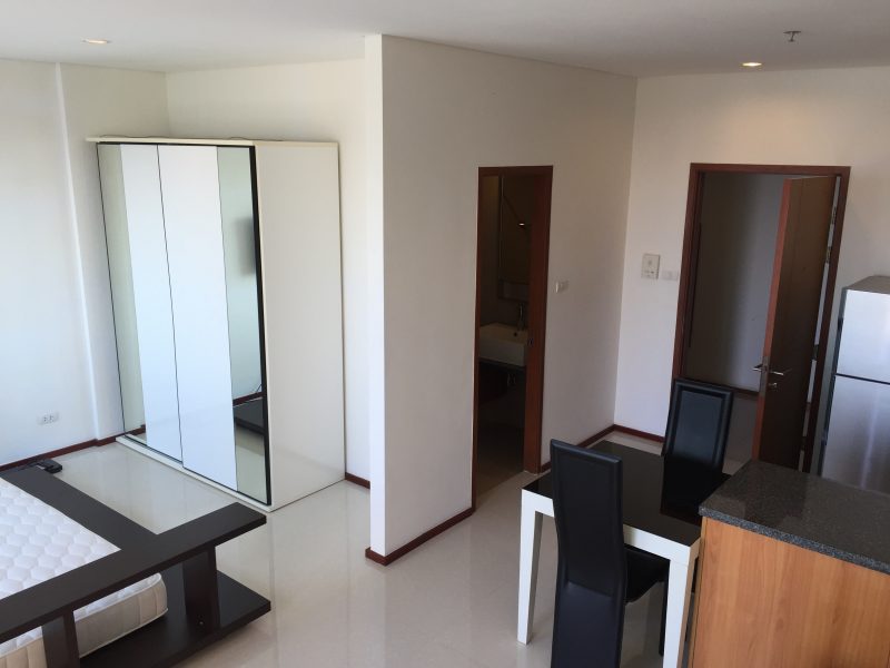 Condo for rent Villa Sathorn – Walk 1 Minute to Krung Thonburi Great Price. High Floor 36th Full Furnished Quiet Room.