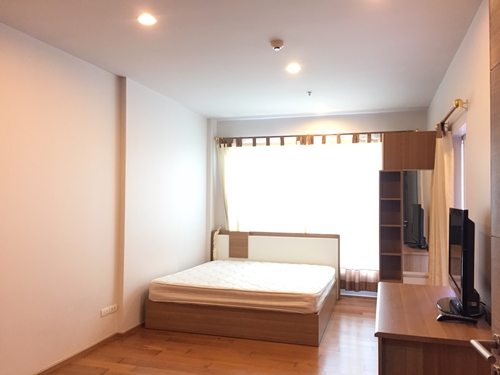For rent Hive Taksin 30 Sqm the rental only 12,000 bath can walk to BTS Wongwian Yai less than 100 meter.
