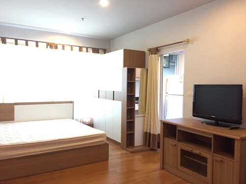 For rent Hive Taksin 30 Sqm the rental only 12,000 bath can walk to BTS Wongwian Yai less than 100 meter.