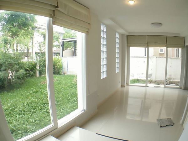 Urgent Sale !!! brand new The corner Townhouse SUPALAI VILLE  Srinakarin Namdeng  Rd.