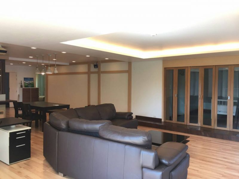 For rent condo near BTS Wongwian Yai 3 beds 2 baths 200 sqm. Very nice unit.