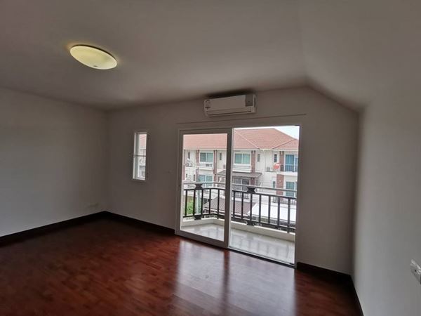 Urgent Sale !!! brand new The corner Townhouse SUPALAI VILLE  Srinakarin Namdeng  Rd.