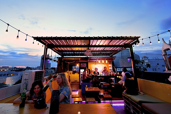 เซ้งกิจการ Hostel + Rooftop Bar ติดถนนใหญ่ ทำเลดีที่สุดในย่านข้าวสาร พร้อมระบบจัดการครบ สามารถดำเนินกิจการต่อได้ทันที