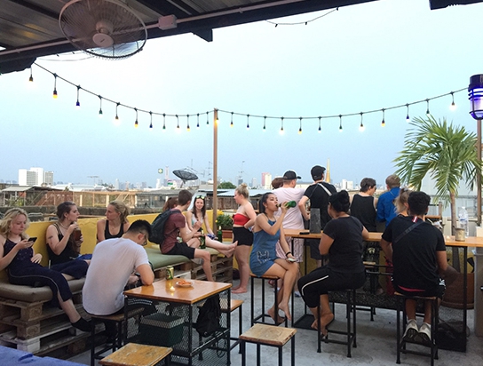 เซ้งกิจการ Hostel + Rooftop Bar ติดถนนใหญ่ ทำเลดีที่สุดในย่านข้าวสาร พร้อมระบบจัดการครบ สามารถดำเนินกิจการต่อได้ทันที