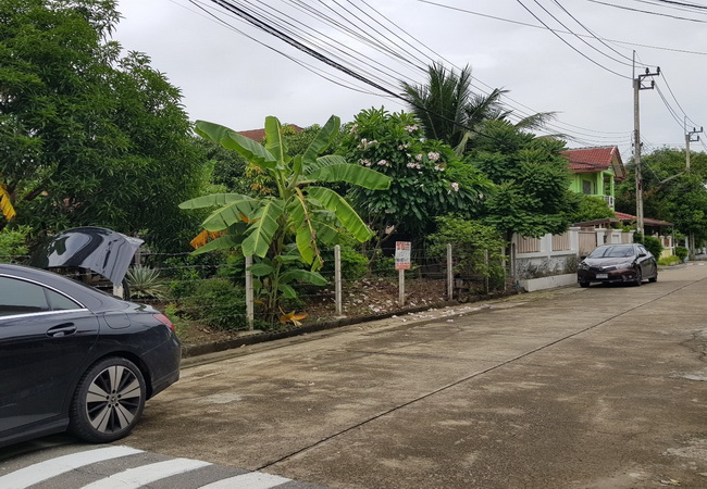 ขาย ที่ดิน ในหมู่บ้านสาวิตรี ศาลาธรรมสพน์ 31 ถนนพุทธมณฑลสาย 3 เขตทวีวัฒนา กรุงเทพมหานคร