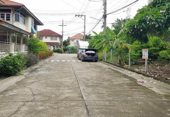 ขาย ที่ดิน ในหมู่บ้านสาวิตรี ศาลาธรรมสพน์ 31 ถนนพุทธมณฑลสาย 3 เขตทวีวัฒนา กรุงเทพมหานคร