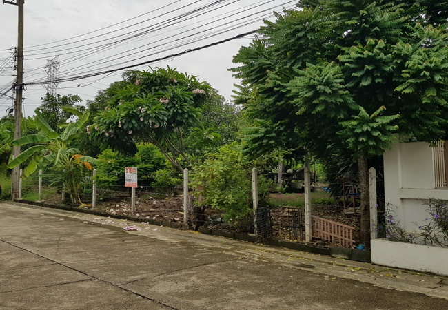 ขาย ที่ดิน ในหมู่บ้านสาวิตรี ศาลาธรรมสพน์ 31 ถนนพุทธมณฑลสาย 3 เขตทวีวัฒนา กรุงเทพมหานคร