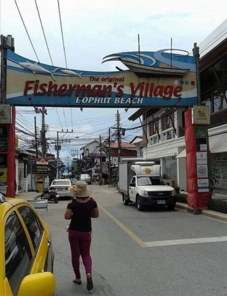 ขายบ้านพร้อมที่ดินบนถนนย่านธุรกิจ Bophut Fisherman Village Koh Samui หน้าบ้านติดถนนคนเดิน