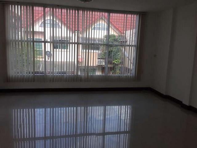 For Rent ทาวน์เฮาส์ หมู่บ้านระเบียงทอง 4 ซอยนาคนิวาส 44 ใกล้เลียบด่วนรามอินทรา