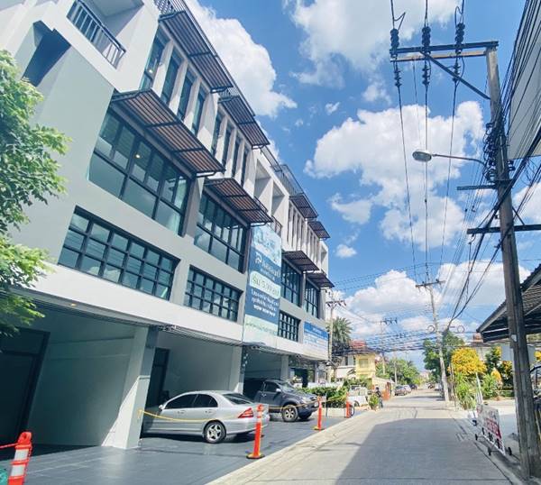 โฮมออฟฟิศ ลาดพร้าว 101 แยก 42 สร้างเสร็จใหม่ สวยงาม พร้อมเข้าอยู่ ทำเลดีมากๆ การเดินทางสะดวก โทร.099-745-9471