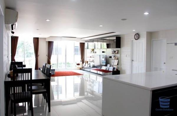 BIG room, GREAT Location, BELOW MARKET Price condo for sale in Sukhumvit 50