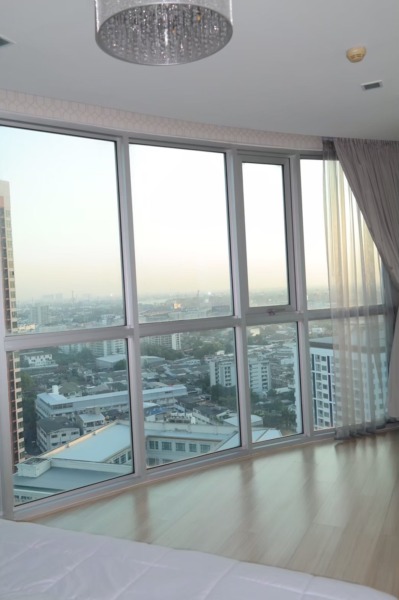 ขายด่วน Skywalk Condominium ชั้นสูง ห้องมุม เฟอร์ครบ+แอร์ พร้อมเข้าอยู่ได้เลย โทร 088 956 4415