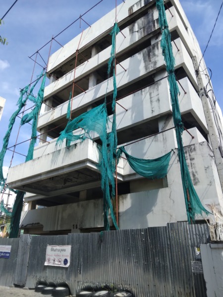 The building is not finished for rent and sale at Thong lor closed road in the soi